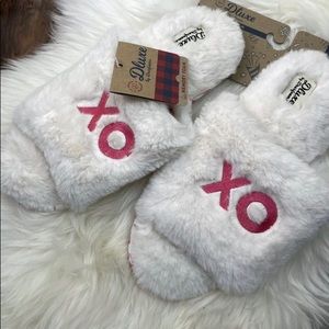 NEW Dluxe by Dearfoams Memory Foam "XO" White Fur Slippers Size Med 7-8
